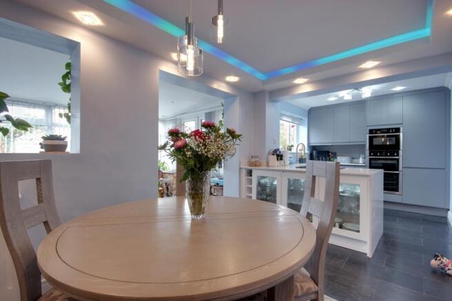4 bed Semi-Detached for sale Image 11