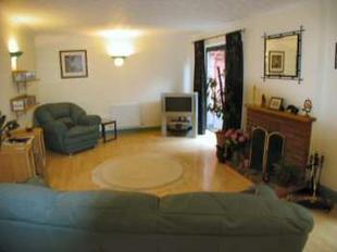 LOUNGE 20'9 x 12'