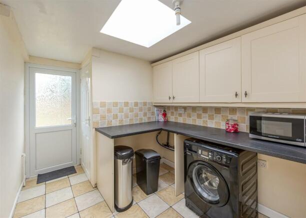 10 Lime Tree Gardens-laundry.jpg