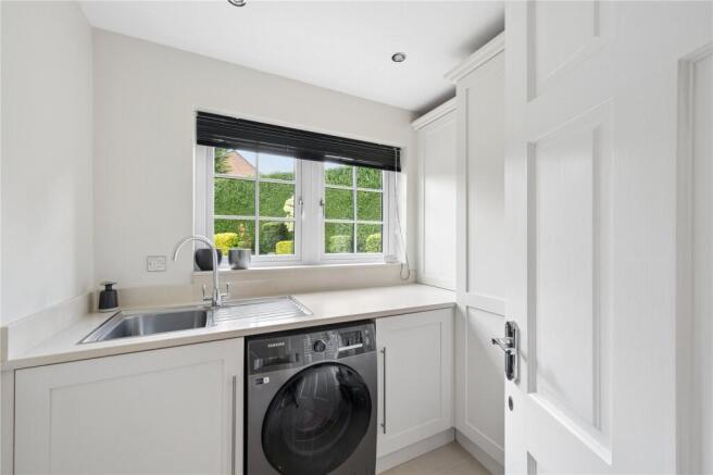 5 bed Detached for sale Image 11