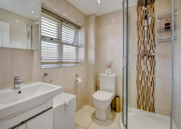 27 Old Farm Drive-bed1 ensuite.jpg