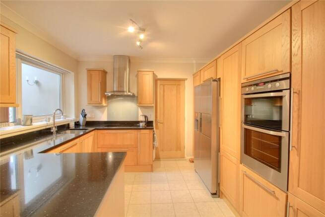 4 bed Detached for sale Image 8