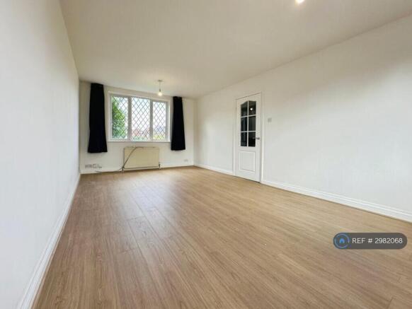 3 bed Semi-Detached to rent Image 5