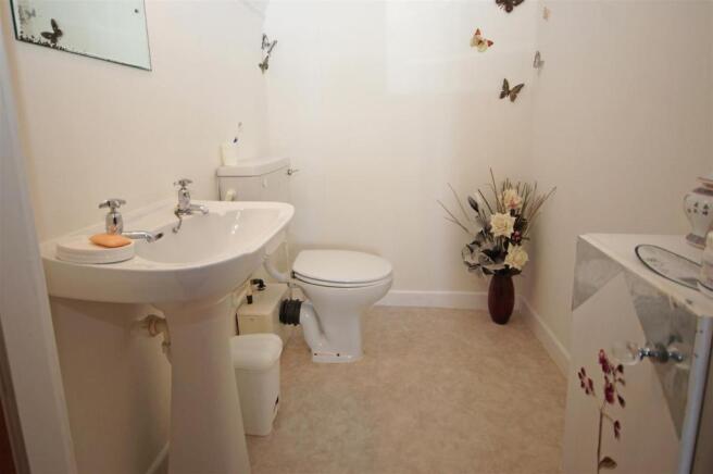 ensuite cloakroom (2).JPG