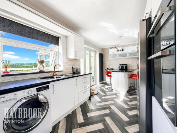 4 bed Semi-Detached for sale Image 4