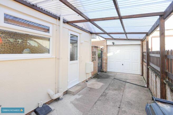 Garage/Carport