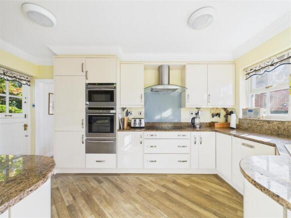 3 bed Detached Bungalow for sale Image 10