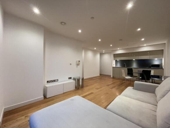 2 bed Apartment to rent Image 5