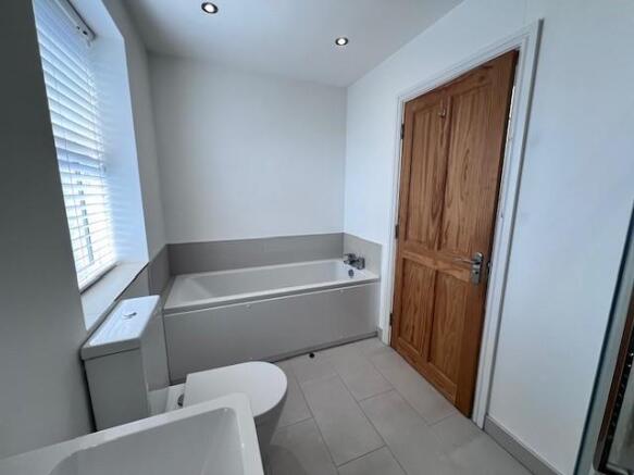71a Victoria Street bathroom.jpg