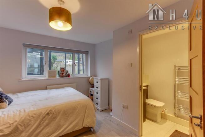 MAIN BEDROOM: