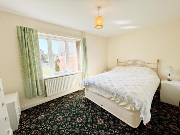 Bedroom 1 pic 1.jpg