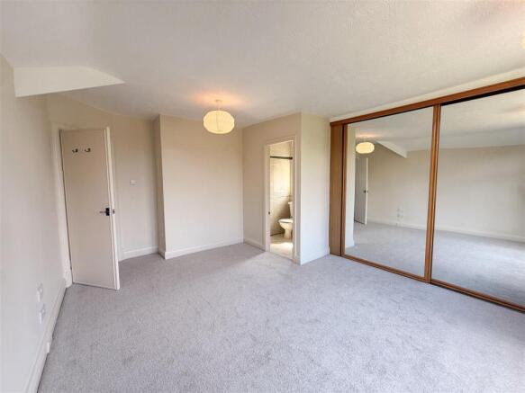 4 bed Detached for sale Image 11