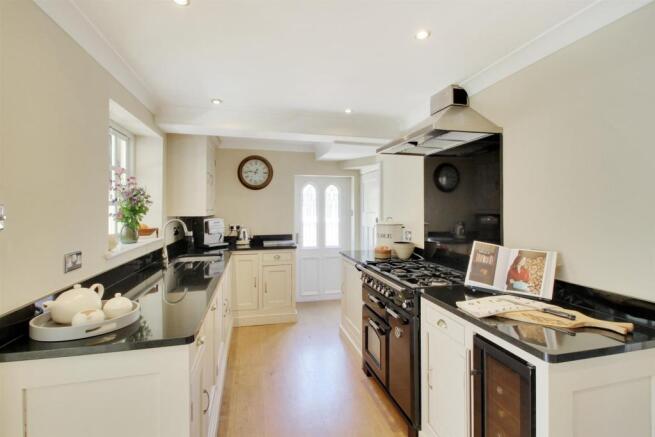 Kitchen 2.jpg