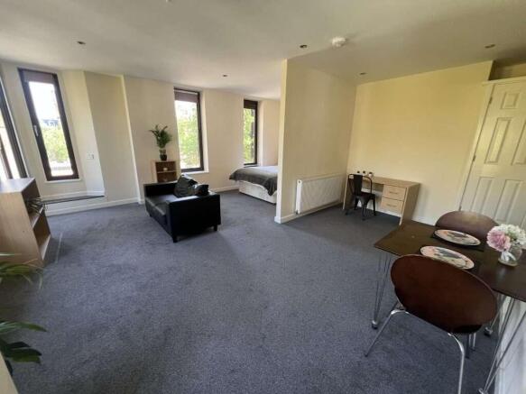 Studio to rent Image 8