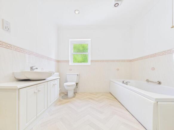 5 bed Detached for sale Image 11