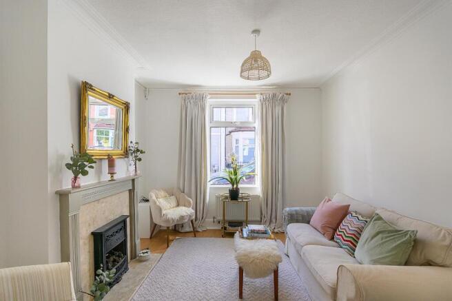 2E6SSV - Living Room E.jpg