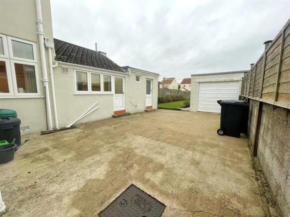 driveway and garage.JPG