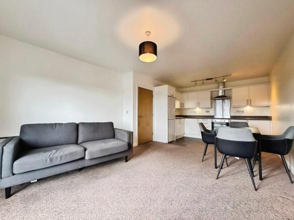 2 bed Apartment to rent Image 3