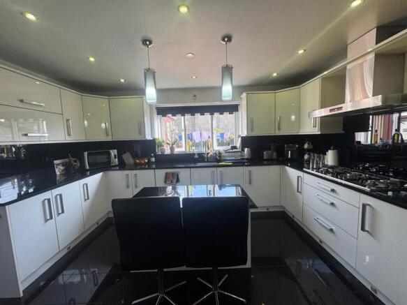 4 bed Detached for sale Image 9