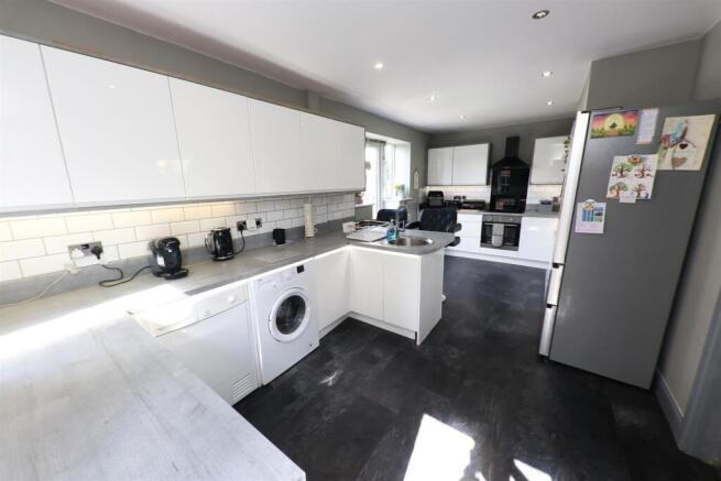 OPEN PLAN BREAKFAST KITCHEN