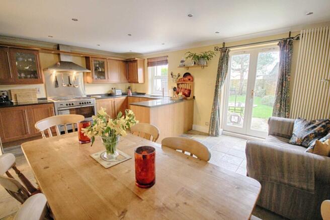 KITCHEN/DINING ROOM