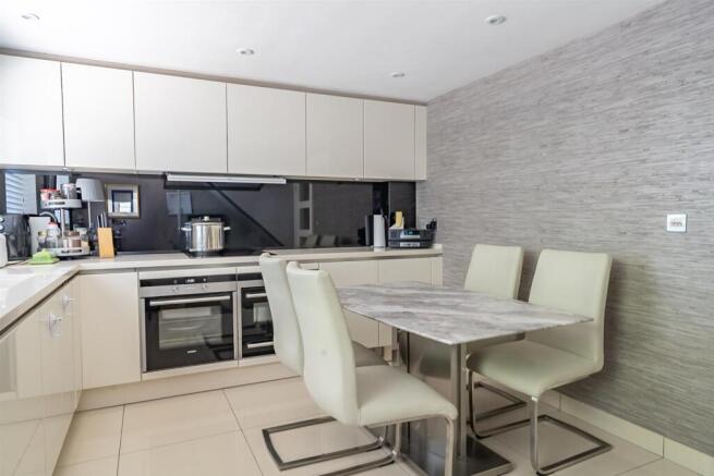 3 bed Town House for sale Image 9
