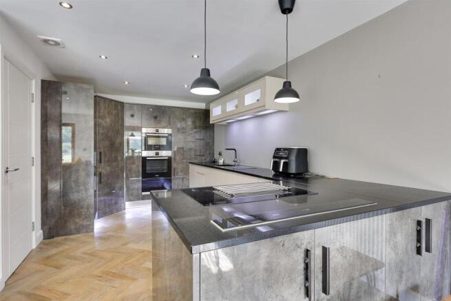 4 bed Semi-Detached for sale Image 9