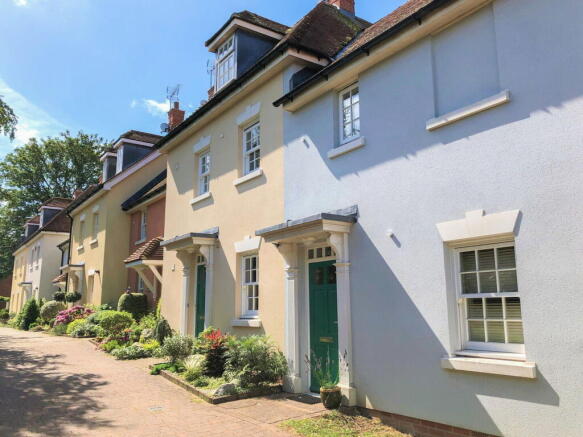 2-bed flat on Burgage Mews, West Street, Alresford, SO24 , £260,000