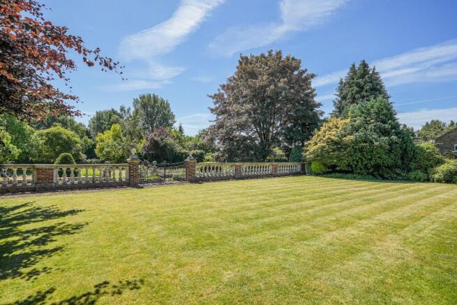 5 bed Detached for sale Image 5