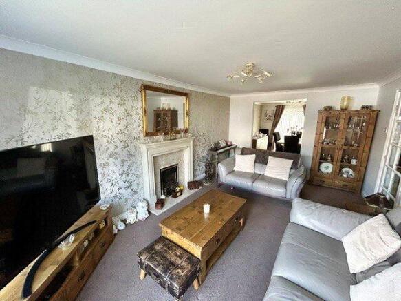5 bed Detached for sale Image 4