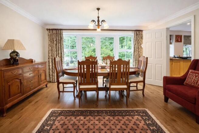 5 bed Detached for sale Image 6