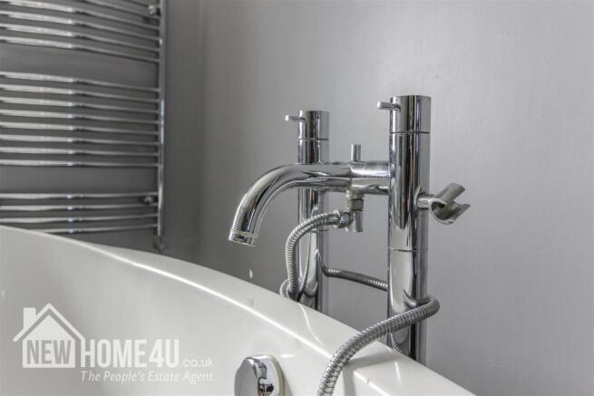 FAMILY BATHROOM: