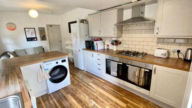 Kitchen & Lounge (Communal)