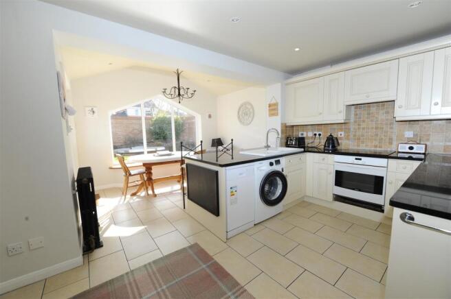 KITCHEN & FAMILY ROOM
