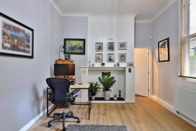 4 bed House for sale Image 6