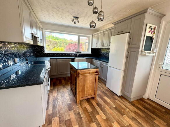 2 bed Semi-Detached Bungalow for sale Image 6