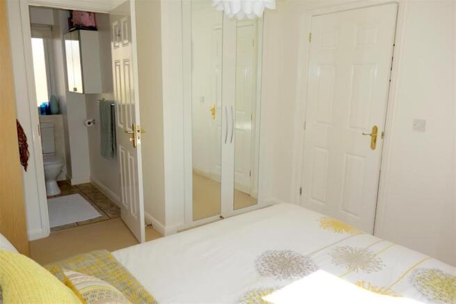 master ensuite.JPG
