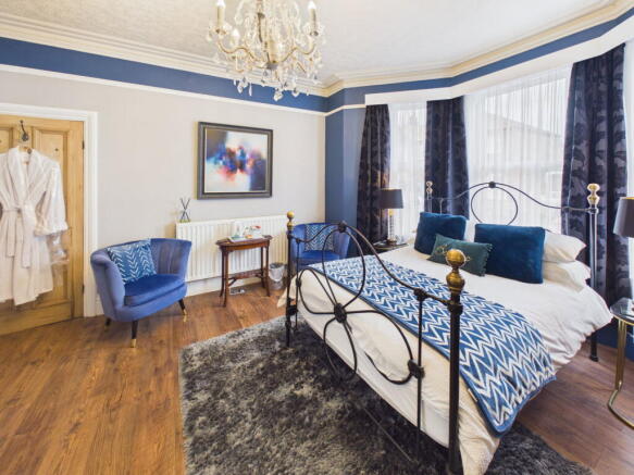 6 bed Semi-Detached for sale Image 7