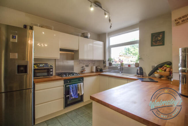 Kitchen with breakfast bar