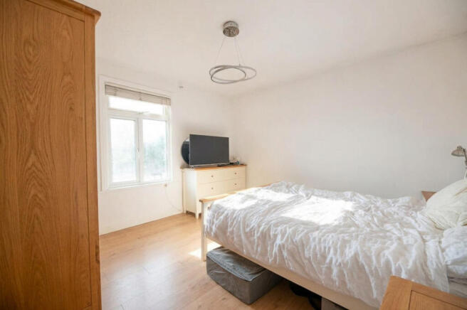 St. Andrews Road, Southend-on-sea, SS3 9 photo 3