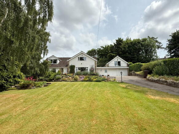 5 bed Detached for sale Image 2