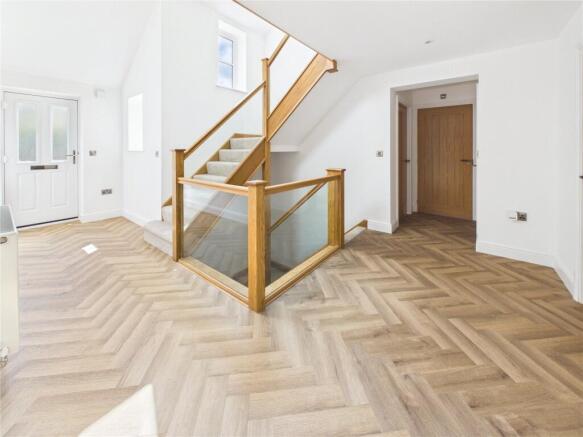5 bed Detached for sale Image 11