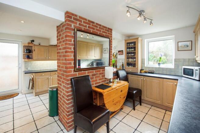 Kitchen/ Breakfast Room