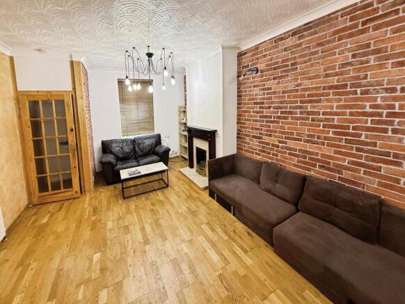 2 bed Terraced to rent Image 5