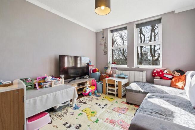 3 Millers Mead Court SW19 reception 1.jpg