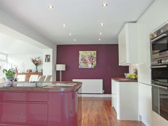 Lynbrook Close 25 kitchen 5.jpg