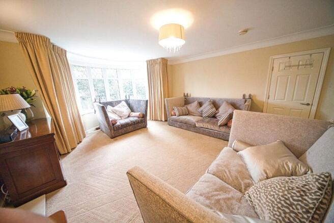 6 bed Detached for sale Image 8