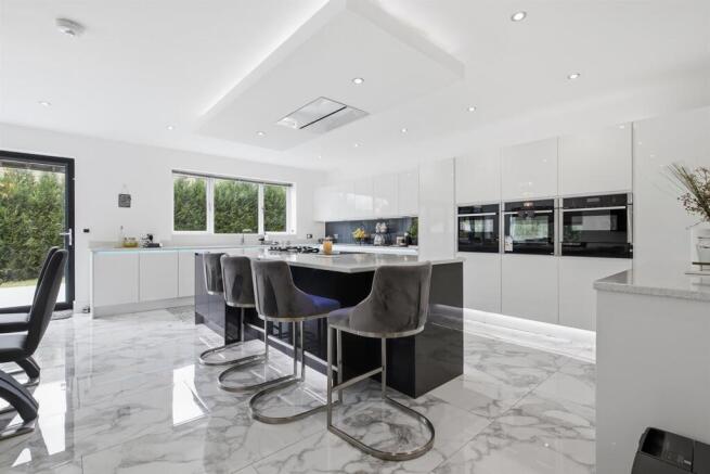 6 bed House for sale Image 6
