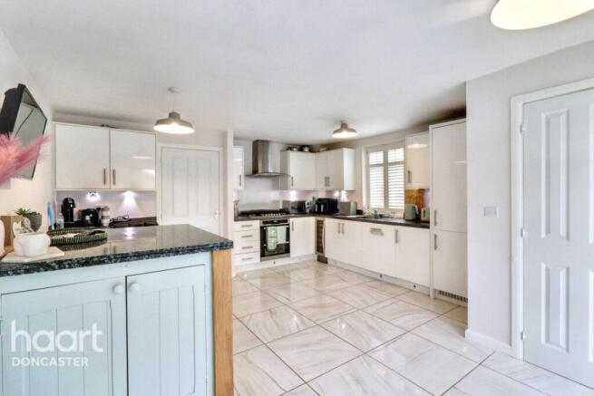 4 bed Semi-Detached for sale Image 7