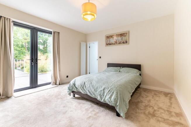 5 bed Detached for sale Image 11